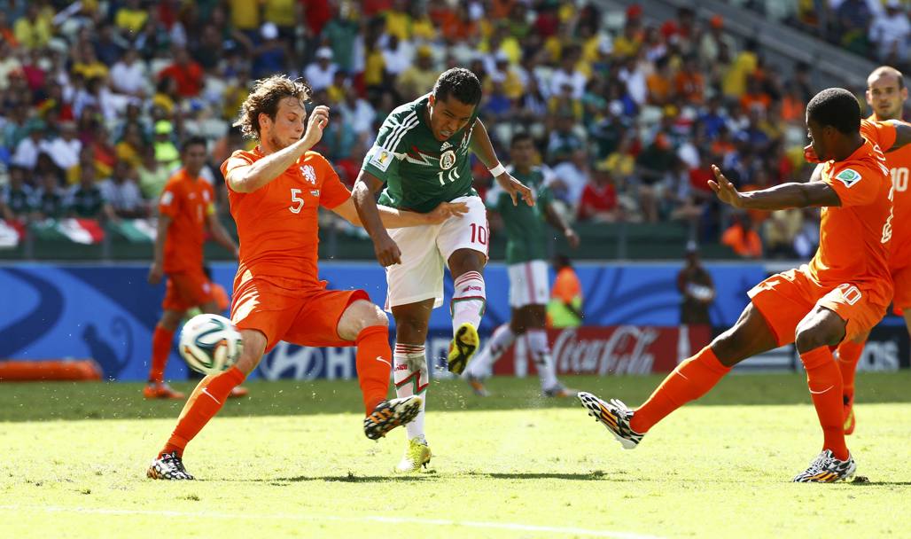 In apertura di ripresa Giovani dos Santos segna il gol dell&#39;1-0 per il Messico con un gran sinistro da fuori. Action Images